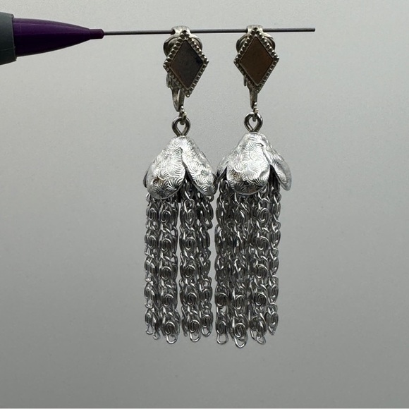 Sarah Coventry Clip On Earrings Vintage Silver Tone Tassel Dangle 2” - Picture 1 of 6